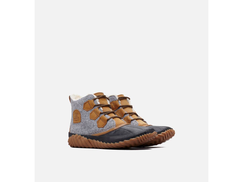 Sorel. Modello Out N About ™ Plus Conquest Boot in pelle scamosciata e feltro impermeabile. Da utilizzarsi come scarpa casual, in caso di pioggia leggera o in caso di neve. Prezzo euro 129,99.