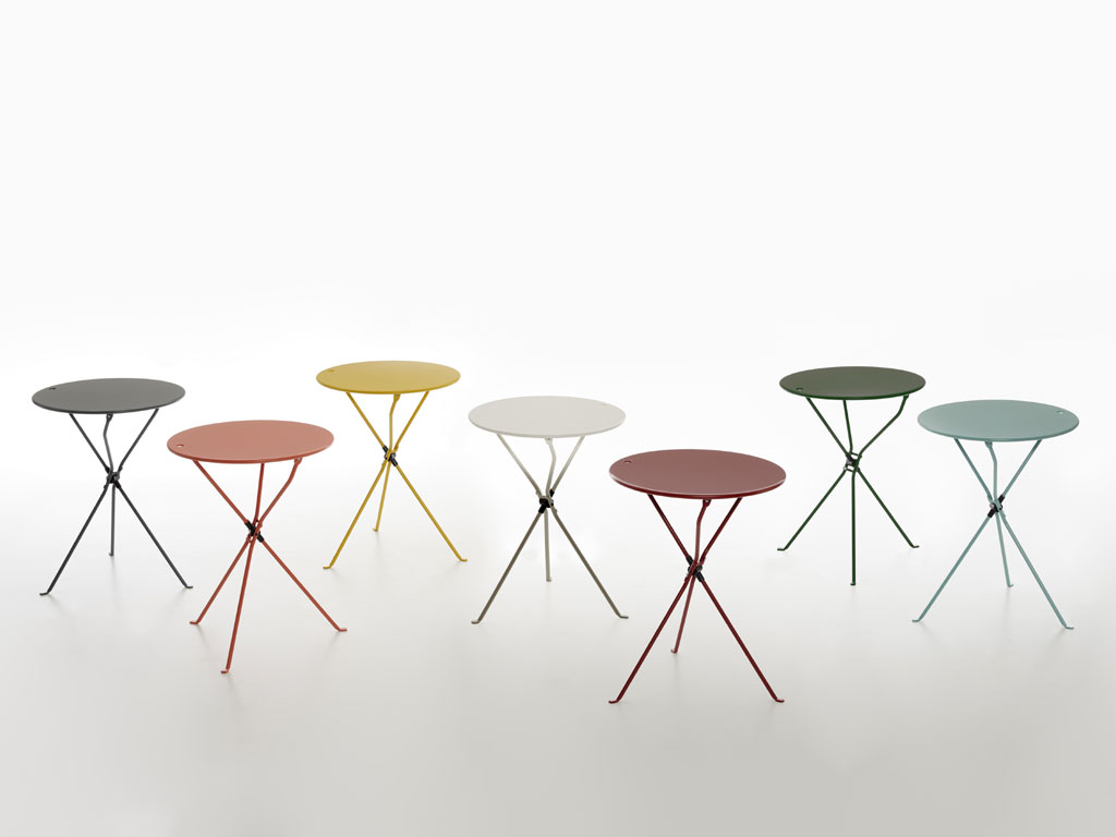 Zanotta. Tavolini “Cumano”, design Achille Castiglioni, 1978. Photo Miro Zagnoli.