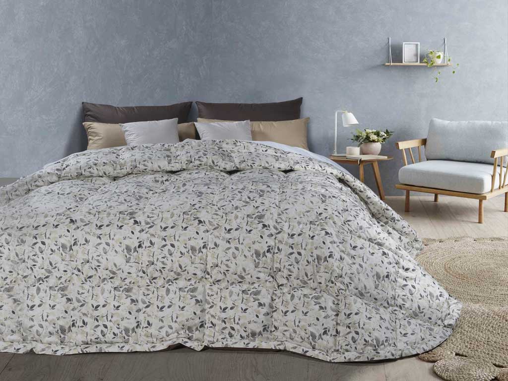 Cinelli Piume e piumini. Collezione “CreArt”. Modello “P063”. Una collezione di trapunte contemporanee, stampate su cotone 100% a tenuta di piuma con disegni esclusivi Cinelli. Disponibili nei formati Matrimoniale, Piazza e mezzo, Singolo. Imbottitura in 100% piumino d’oca bianca siberiana o 95% piumino d’oca bianca ungherese. Disponibile nelle versioni “Invernale”, e “Light” per l’utilizzo primaverile.