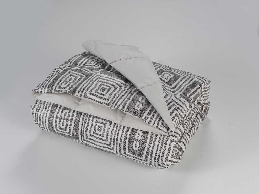 Cinelli Piume e piumini. Modello “P085”. Con imbottitura in puro piumino d’oca bianca ungherese i “plaid Soft” sono utili per godersi un momento di relax in soggiorno, in veranda o all’aria aperta. Rivestiti in microfibra, in cotone o poliestere hanno pattern che spaziano da geometrie vintage a romantici decori effetto acquerello, declinati in un’ampia gamma di colori.