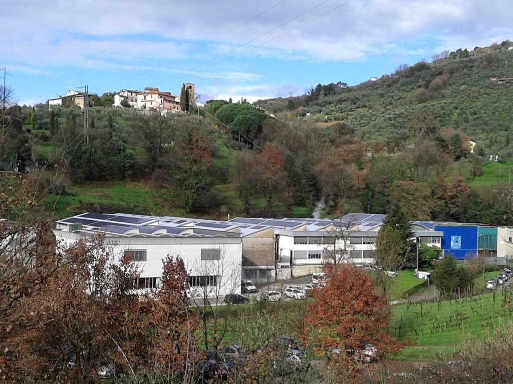 Cinelli Piume e piumini. Il quartier generale dell’azienda, attiva dal 1964, è in Toscana, a Buggiano, in provincia di Pistoia. Dalla lavorazione della piuma sono nate: la “Linea Letto” con il piumino, numerose collezioni di trapunte, plaid e guanciali; le imbottiture in piumino per i capi dei più importanti marchi d’abbigliamento; le soluzioni per la cuscinatura in piuma dei più autorevoli produttori internazionali di arredamento. Inoltre, Cinelli, esporta in tutto il mondo il piumino e la piuma, lavata e sterilizzata, riuscendo a prepararla in base alle specifiche esigenze dei propri clienti.