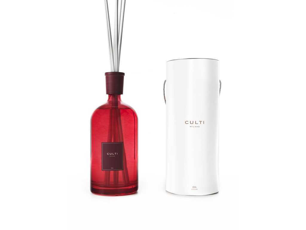 Culti Milano. Home Diffuser – Linea Colours, colore rubino. Fragranza “Era” ml 4300. Prezzo al pubblico 480,00 euro.