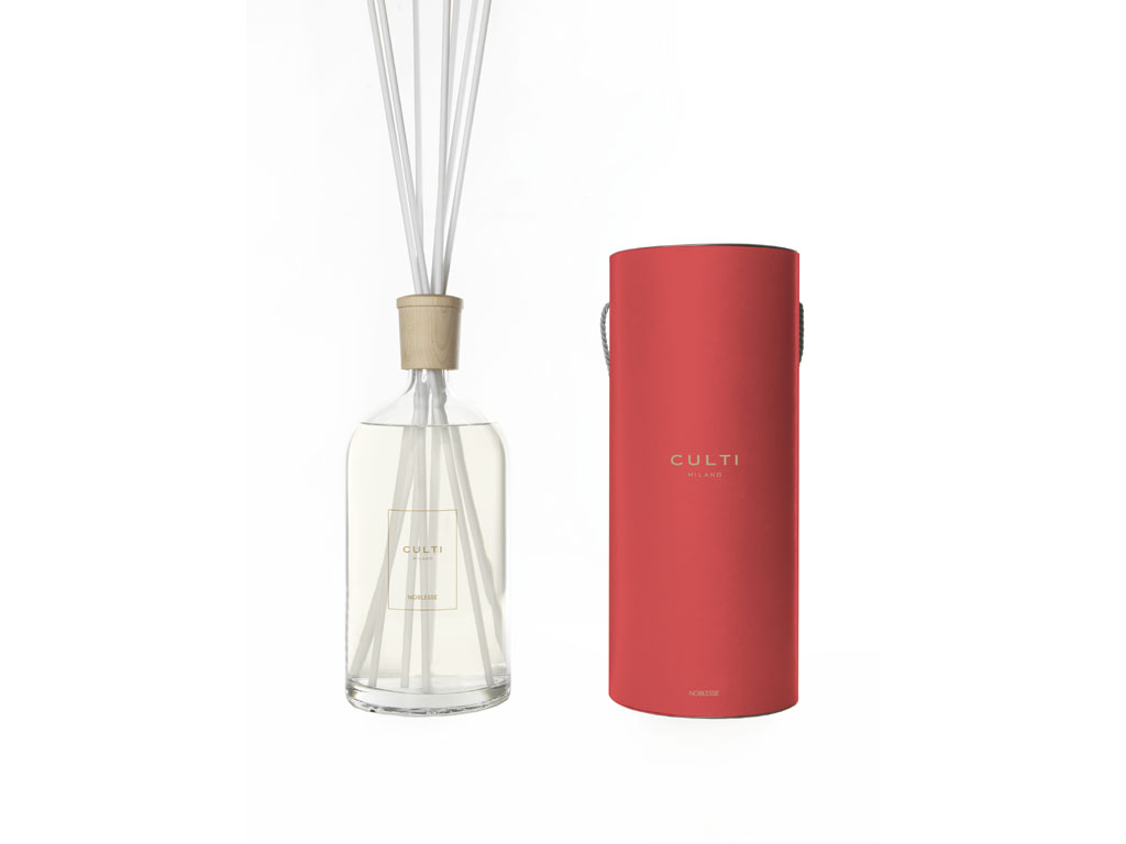 Culti Milano. Home Diffuser – Linea Stile. Fragranza “Noblesse” ml 4300. Durata 12 mesi in 40 mq circa. Prezzo al pubblico 480,00 euro.