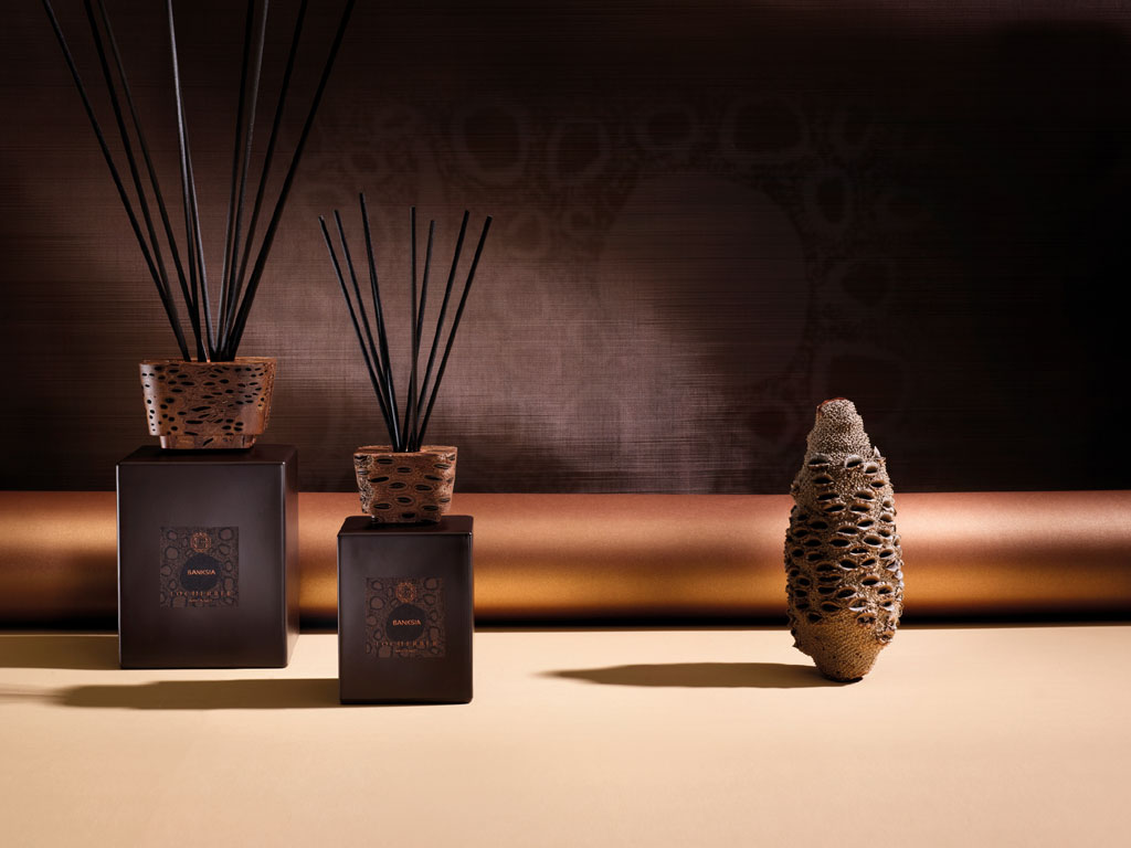 Locherber Milano. La fragranza “Banksia” va ad arricchire la “Lifestyle Collection”, la collezione che prevede l’utilizzo di materiali pregiati per i tappi diffusori e complesse architetture a.romatiche. Disponibile nei formati da 250 ml., 500 ml., 1 l. e 2,5 l. (Prezzi da 66,00 a 570,00 euro). Eau de Parfum 50ml prezzo 45,00 euro.