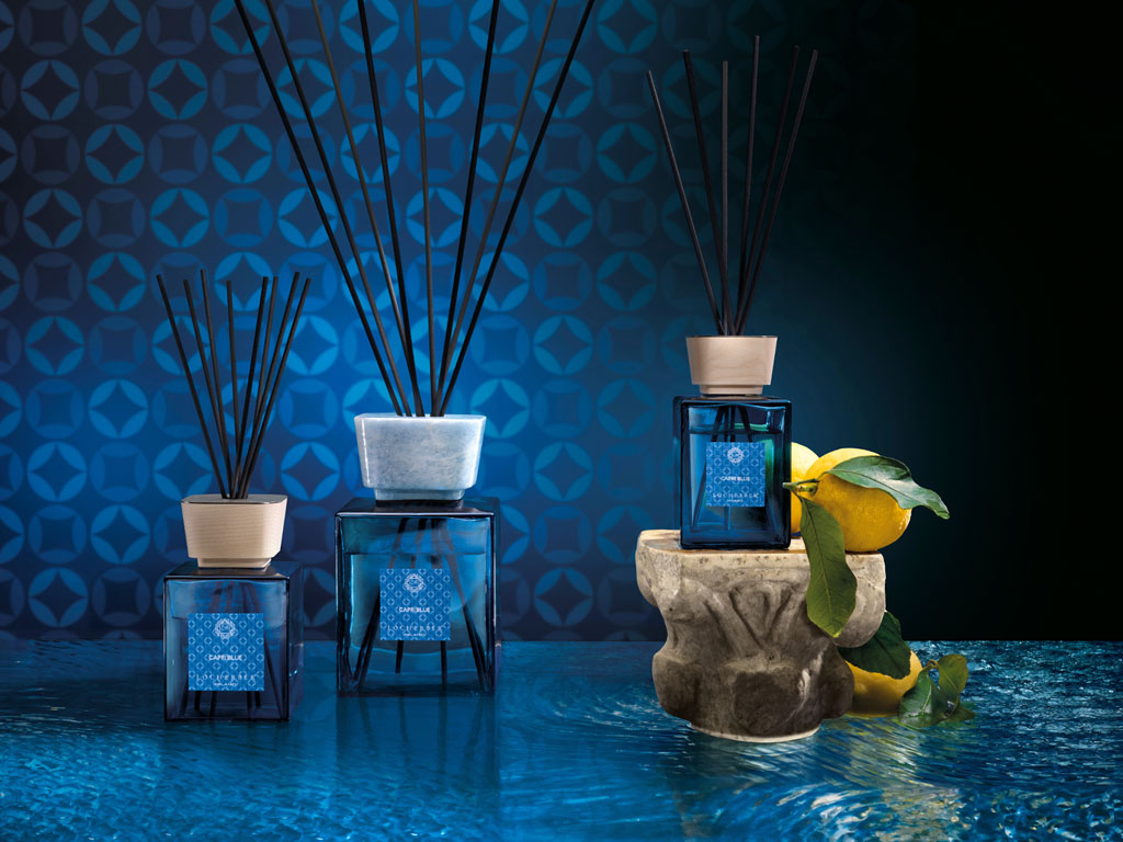 Locherber Milano. La fragranza “Capri Blue” è un viaggio olfattivo dedicato all’isola di Capri, un omaggio alla “perla del Mediterraneo”. La collezione si declina in: diffusori d’essenza con bacchette (formati da 100 a 5000 ml) con o senza basamento LED e con tappo T2 in frassino verniciato o noce canaletto (con placca in acciaio) o marmo Azul Paradise (esclusivamente nel formato da 2500 ml) oppure con Tappo Scultura sasso in noce canaletto o in argilla (prezzi da 28,00 a 750,00 euro, incluse le due versioni con Tappo Scultura); diffusori d’essenza spray 100ml (prezzo da 24,00 euro); Eau de parfum da 50m (Prezzo 35,00 euro)l; candele profumate; sacchettino in lino con sale marino di Sicilia (per cassetti e armadi).