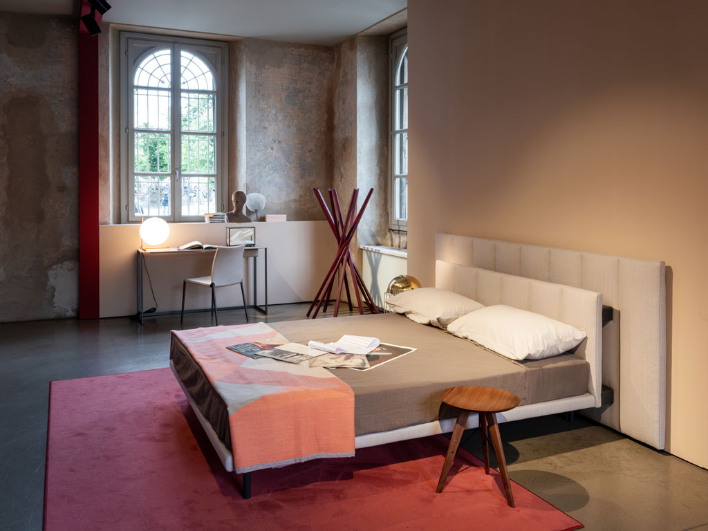 Zanotta. Letto “Grangala”, design Gabriele Rosa, 2018. Piedini e mensole in acciaio rivestiti in cuoio pigmentato 90. Struttura in acciaio con doghe in faggio curvato, verniciato naturale. Imbottitura testiera e base in poliuretano/fibra poliestere termolegata. Rivestimento, sfilabile, in stoffa o pelle. A richiesta sono disponibili le misure per i materassi da 210 e 220 cm di lunghezza.