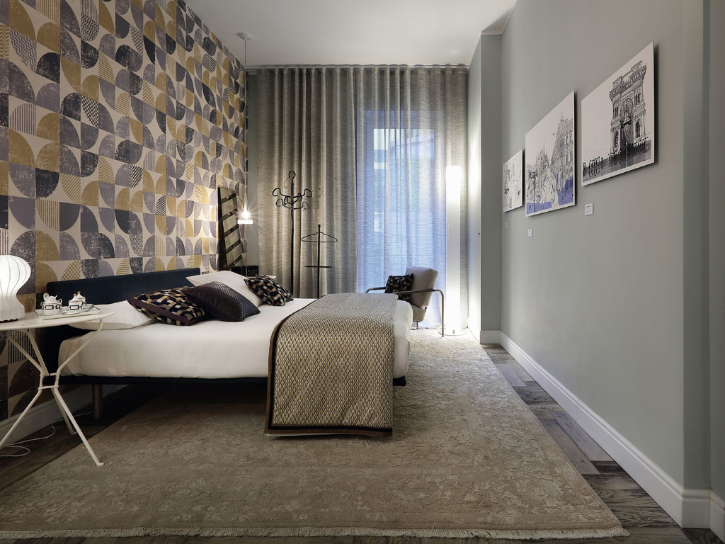 Zanotta Letto “Milano”, design De Pas, D’Urbino, Lomazzi, 1983. Struttura in acciaio con doghe in faggio curvato. Piedini in acciaio nichel satinato colore naturale o nero che permettono di ottenere diverse altezze del letto. Rivestimento sfilabile, in tessuto o pelle o non sfilabile in cuoio. La versione in cuoio ha le cuciture in filo bianco. A richiesta è disponibile anche la misura per il materasso da 210 cm di lunghezza.