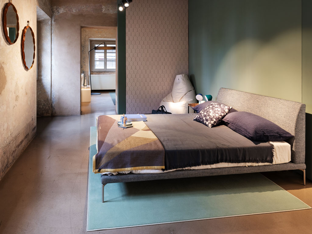 Zanotta. Letto “Talamo”, design Damian Williamson, 2011. Piedini in lega di alluminio nichelsatinato colore naturale o nero, oppure verniciato nero. Struttura in acciaio con doghe in faggio curvato. Imbottitura testiera in poliuretano/fibra poliestere termolegata. Rivestimento sfilabile in stoffa o pelle. A richiesta sono disponibili anche le misure per i materassi da 210 e 220 cm di lunghezza.