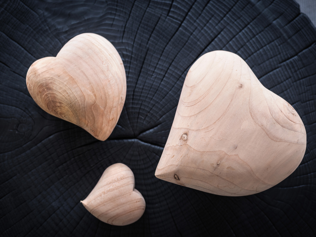 Riva 1920. “Cuore”, fermacarte profumato in legno massello di cedro. Design C.R. & S. Riva 1920.