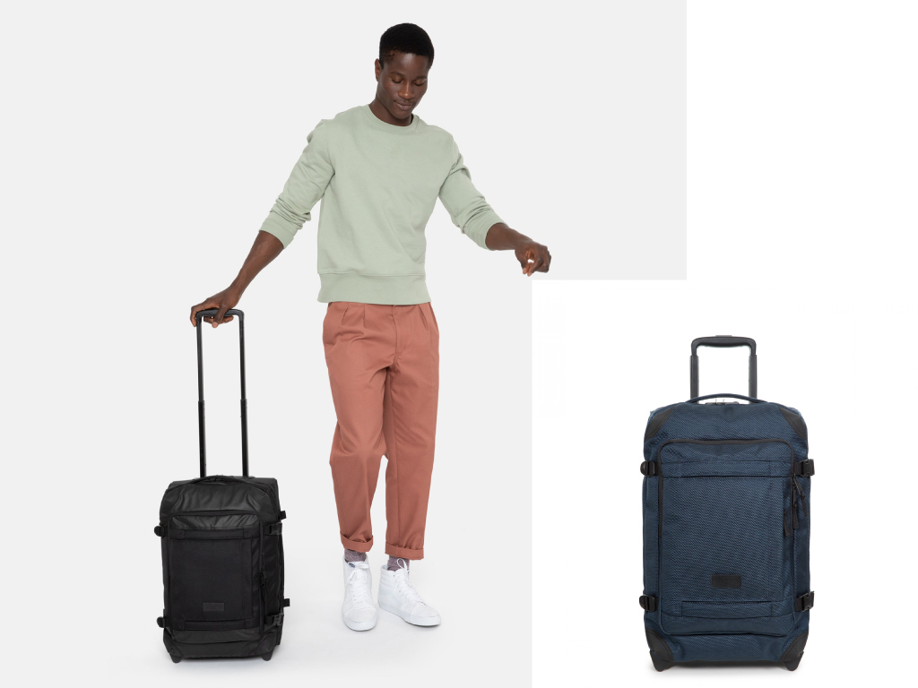 Eastpak. Collezione Connet. La valigia Transverz è in poliestere. L’interno presenta doppi scomparti, cinghie elastiche per indumenti, tasche per gli accessori e la biancheria. È dotata di impugnature anteriori, superiori e laterali imbottite, cinghie di compressione e un sistema con quattro ruote. Prezzi al pubblico Tranverz Small euro 160 | Medium euro 180 | Large euro 200.