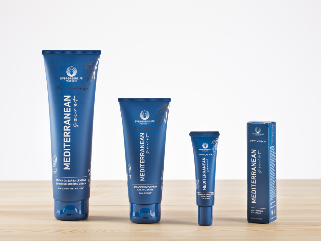Evergreen Life Products. Mediterranean Secret For Men una gamma di prodotti che utilizza le proprietà lenitive, calmanti e idratanti di Olivum® l’Infuso di Foglie d’Olivo brevettato dall’azienda. La crema da barba lenitiva riduce le irritazioni provocate dalla rasatura (150 ml, prezzo euro 29.00). Balsamo dopobarba energizzante per una sensazione di benessere e morbidezza (75 ml, prezzo euro 36.00). Crema contorno occhi defaticante per attenuare gli inestetismi di occhiaie e borse sotto agli occhi e dei segni dell’invecchiamento (15 ml, prezzo euro 39.00).