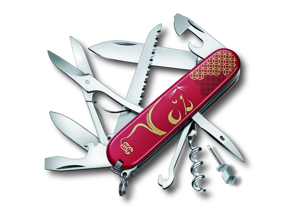 Victorinox. Il multiuso in Limited Edition – 8.000 pezzi in tutto il mondo con un numero di serie unico che ne garantisce l’esclusività - che omaggia il topo, animale dello zodiaco cinese del 2020. Rosso vivace, decorazioni in oro e disegno del topo, i decori. Gli strumenti: lama grande e piccola, apriscatole, cacciavite da 3 e 6 mm, apribottiglie, spelafili, alesatore perforatore e punteruolo da cucito, forbici, seghetto per legno, gancio multiuso, stuzzicadenti, pinzette grosso, anello portachiavi, cavatappi, mini cacciavite. Künzi, importatore e distributore.