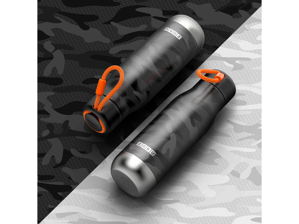 Kunzo. Stainless Steel Bottle M (ZK SSB M CM). La bottiglia termica color camouflage nero in acciaio inox ha una capacità di 500 ml. Conserva le bevande fresche fino a 40 ore e le bevande calde fino a 12 ore. Apertura con tappo a vite. Il cordino per il trasporto è intercambiabile o removibile. È resistente agli urti e alle cadute. Künzi, importatore e distributore. Prezzo euro 29.90.
