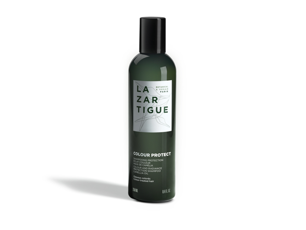 Lazartigue. Shampoo, Color Protect. L’olio di Camelia oltre ad idratare la fibra, fissa il colore prevenendo la dispersione dei pigmenti. Lo shampoo va distribuito uniformemente sui capelli bagnati. Prezzo al pubblico euro 15.99.
