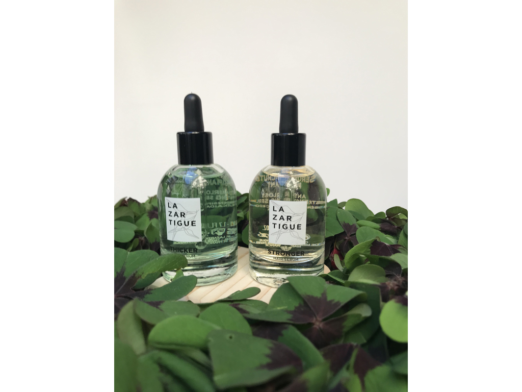 Lazartigue. THICKER. Siero per contrastare le caduta progressiva dei capelli. Come va utilizzato? In base alla densità capillare, sono da applicare, su tutto il cuoio capelluto asciutto o inumidito, dalle 4 alle 6 pipette al giorno. Non risciacquare. In caso di contatto con gli occhi, risciacquare immediatamente. Non ingoiare. Si raccomanda di proseguire con il trattamento per almeno 3 mesi. Prezzo al pubblico, ampolla da 50ml, euro 59. STRONGER. Siero per contrastare la caduta temporanea di capelli. Come va utilizzato? In base alla densità capillare, sono da applicare, su tutto il cuoio capelluto asciutto o inumidito dalle 4 alle 6 pipette al giorno. Non risciacquare. Lasciare che il prodotto venga assorbito dalla cute. Si raccomanda di proseguire il trattamento per almeno 3 mesi. Prezzo al pubblico, ampolla da 50ml, euro 59.