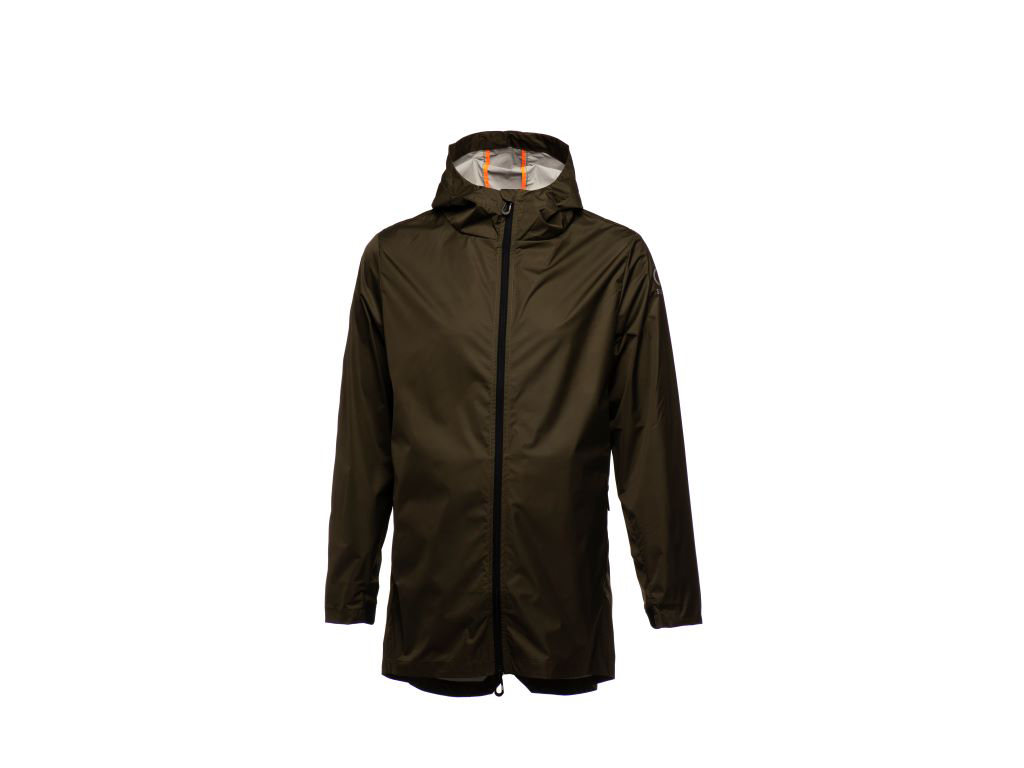 Suns. La capsule Ghost della collezione Primavera/Estate 2020 è realizzata in Water Reactive. Nell’immagine il parka in tessuto tecnico anti-pioggia e anti-vento con inserti ergonomici in neopreme. Prezzo euro 179.20.