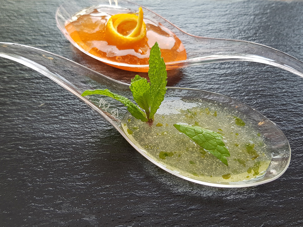 I Food Designer. I Jelly Cocktail si servono al cucchiaio e si compongono di un prodotto, naturale al 100%, composto di fibre vegetali in grado di gelificare in pochi secondi. Food designer, Paolo Barichella.