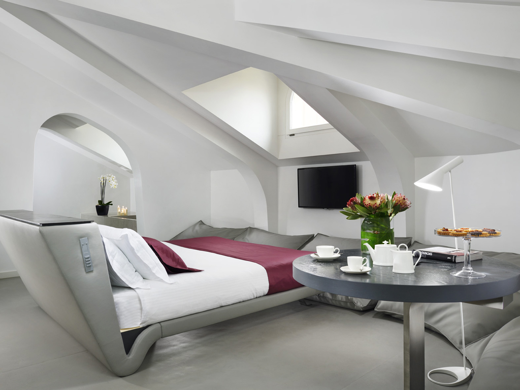 Palazzo Montemartini Rome - A Radisson Collection Hotel. L’albergo offre 82 ampie camere e suite dotate di ogni comfort, da terrazze con vista sulla Capitale alla SPA privata.