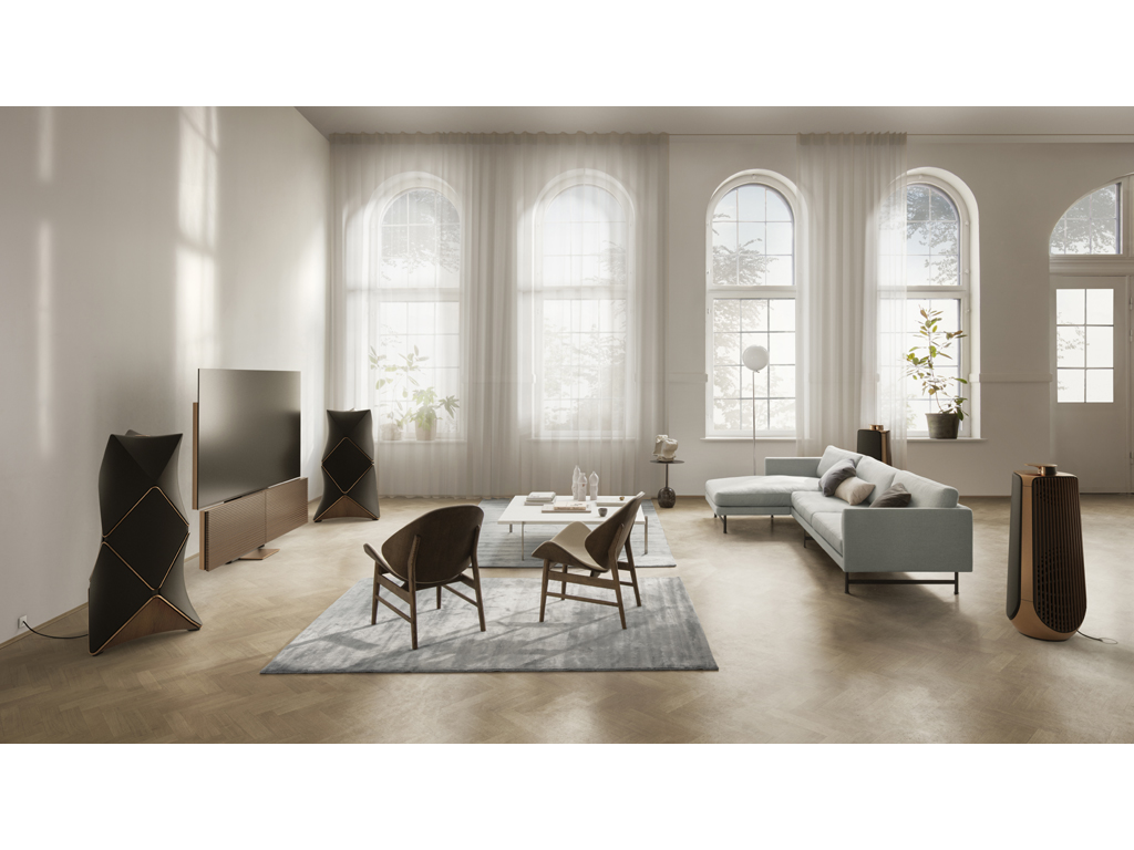 Bang & Olufsen. Il televisione Beovision Harmony con schermo OLED 8K 2020 di LG Electronics. Dotato del processore α (alpha) 9 Gen 3 AI Processor che fa leva sulla potenza di calcolo e sugli algoritmi di apprendimento dell’intelligenza artificiale migliorando la qualità di immagine con un’ampia gamma di funzioni. Oltre al sistema acustico a tre canali e al doppio subwoofer incorporato, il televisore è compatibile con gli speaker di Bang & Olufsen per connettersi fino a 8 diffusori wireless Beolab per un vero suono surround 7.1. Beoremote One, è il telecomando realizzato da un unico pezzo di alluminio estruso e facile connettersi. (Euro 46.500).