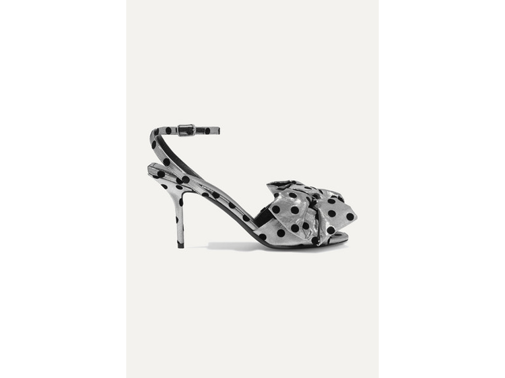 Balenciaga. Sandali realizzati in lamé argento luccicante floccato con pois neri e tacco quadrato, sormontato da voluminosi fiocchi imbottiti.