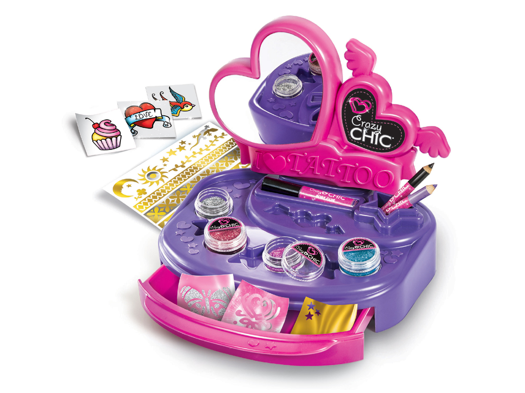 Clementoni. Linea creativa Crazy Chic. Tattoo Lab include nel kit un banchetto e adesivi, tatuaggi bi-adesivi pre-ritagliati e da decorare, glitter colorati e fogli olografici (Età: da 6 anni – Prezzo: euro 19,90).