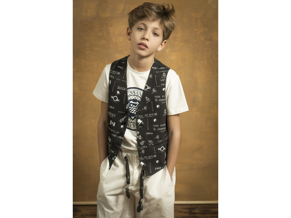 D.A. Daniele Alessandrini. T-shirt con stampa logo reggimental (prezzo al pubblico euro 39 euro); gilet stampa rock all over (prezzo pubblico euro 79); pantalone con coulisse fantasia (prezzo al pubblico euro 82).