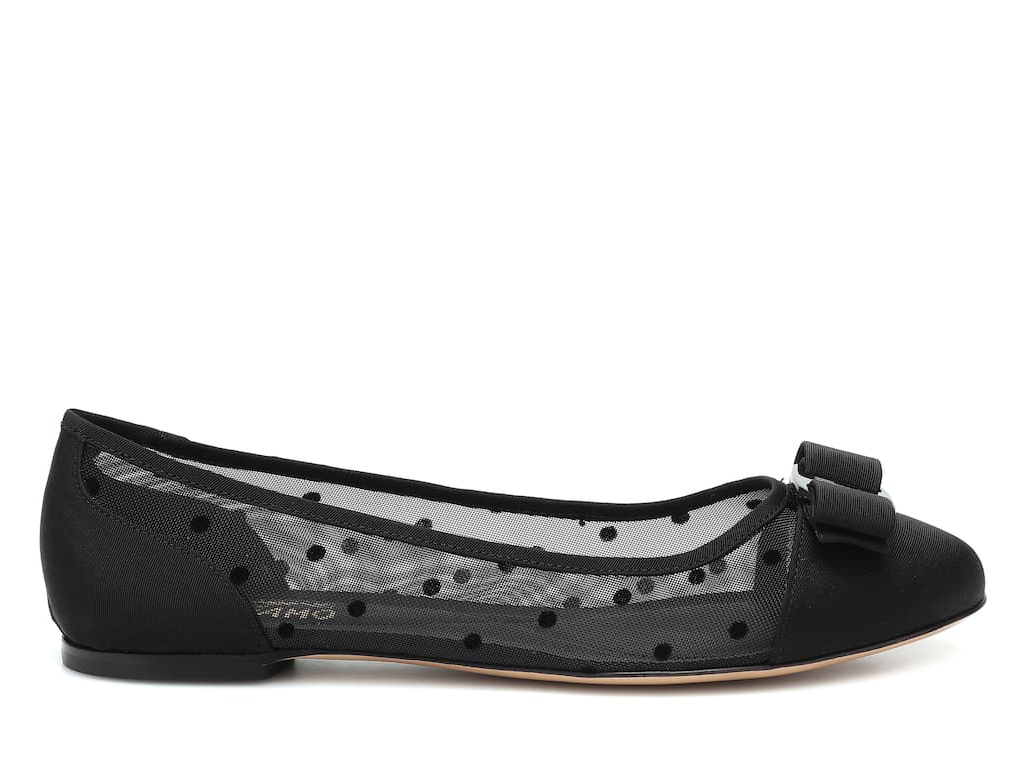 Salvatore Ferragamo. Ballerina realizzata in mesh con piccoli pois tono su tono per un effetto sofisticato. Inserti in gros grain ricoprono il tallone e la punta stondata, decorata dall'iconico fiocco “Vara”.