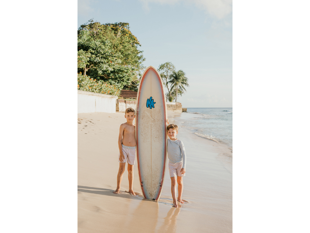 Folpetto. La collezione Summer 2020 Swim si declina in bikini, costumi interi, pantaloncini e magliette protettive. I colori, dalle nuance chic e divertenti, accostano menta e pesca a ottanio e corallo. I dettagli? Volants per le bambine e stampe fantasia per i maschietti. (dai 6 mesi ai 12 anni).