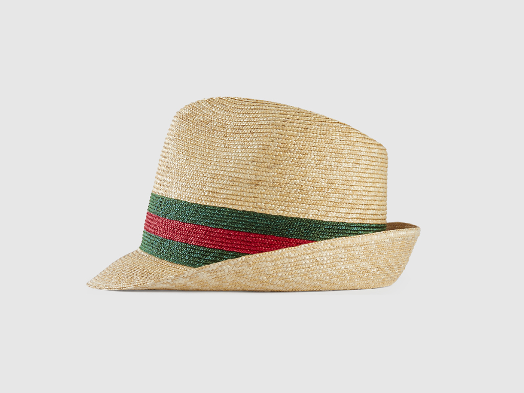 Gucci. Cappello in paglia rifinito con un nastro verde e rosso che richiama l'emblematico stile della Maison.