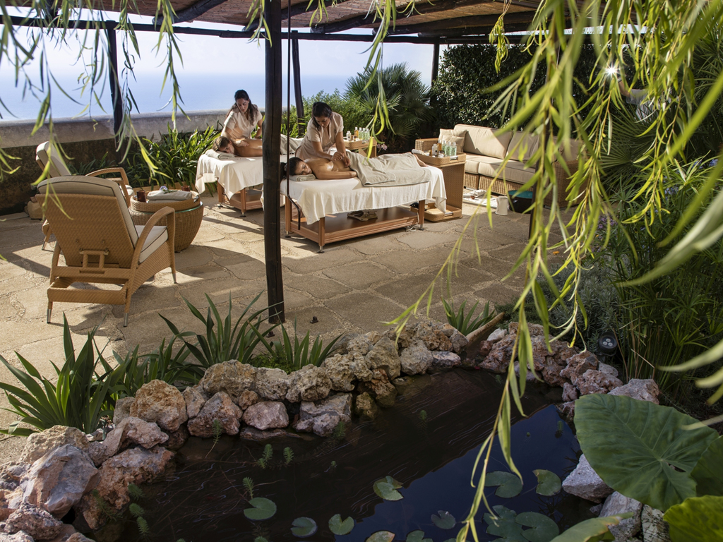 Monastero Santa Rosa. La Spa. Il Giardino del Benessere è l’ideale per i trattamenti di coppia o per l’utilizzo singolo. Questo spazio all’aperto consente di effettuare trattamenti al corpo all’ombra di un pergolato che si affaccia sul mare, intriso dai profumi dei limoni che lo circondano. Foto Bruno Bruchi.