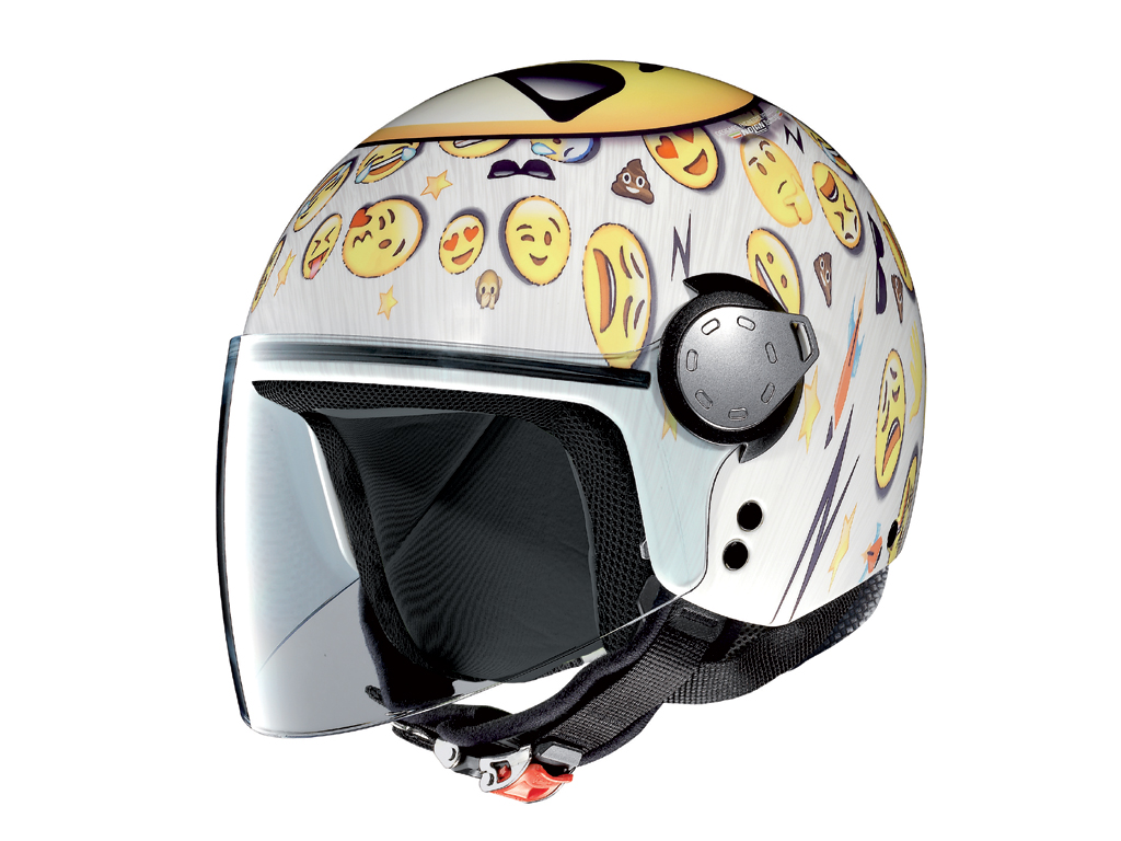 Nolangroup. Il casco mini-jet Grex G1.1 realizzato per i baby-riders. Volume contenuto, imbottitura interna di conforto studiata per accogliere la conformazione cranica dei più piccoli e il sistema di ritenzione Microlock con regolazione micrometrica. Spiccano le grafiche colorate. (euro 89,99).