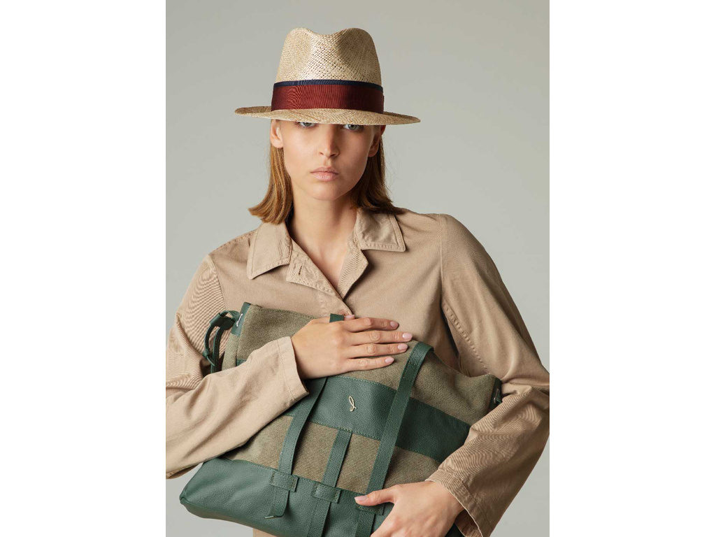 Doria 1905. Cappello Fedora in paglia di mare “Seagrass” naturale con nastro in gros grain bicolore.