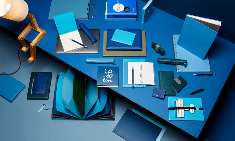 Fabriano Boutique quest'autunno veste la scrivania di blu