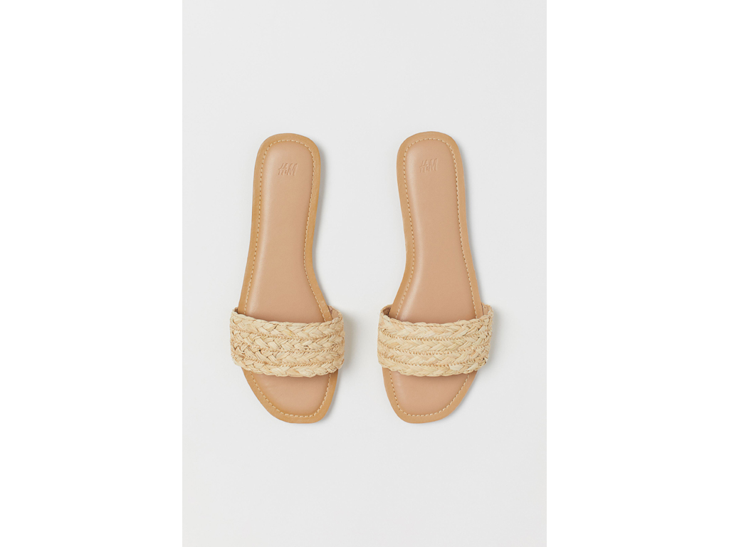 H&M. Sandali slip-on con punta aperta e larga fascia sopra il piede. Fodera e soletta in finta pelle e tacco flat.