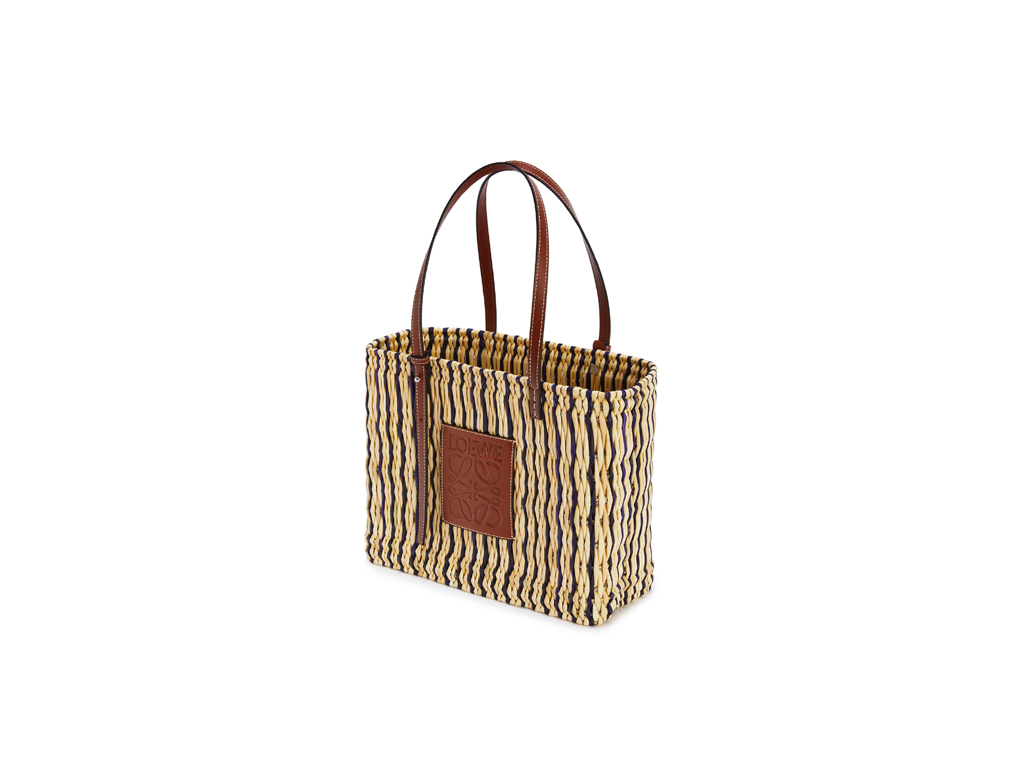 Loewe. Una classica borsa da basket quadrata realizzata con canna e pelle di vitello. La borsa è rifinita con un cinturino regolabile in pelle di vitello.
