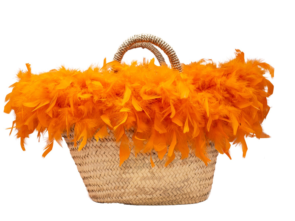 Pescepazzo. Coffa siciliana intrecciata a mano con foglie di palma nana dell’isola. La borsa è rivestita internamente in cotone arancio e decorata da piume di gallo dello stesso colore.