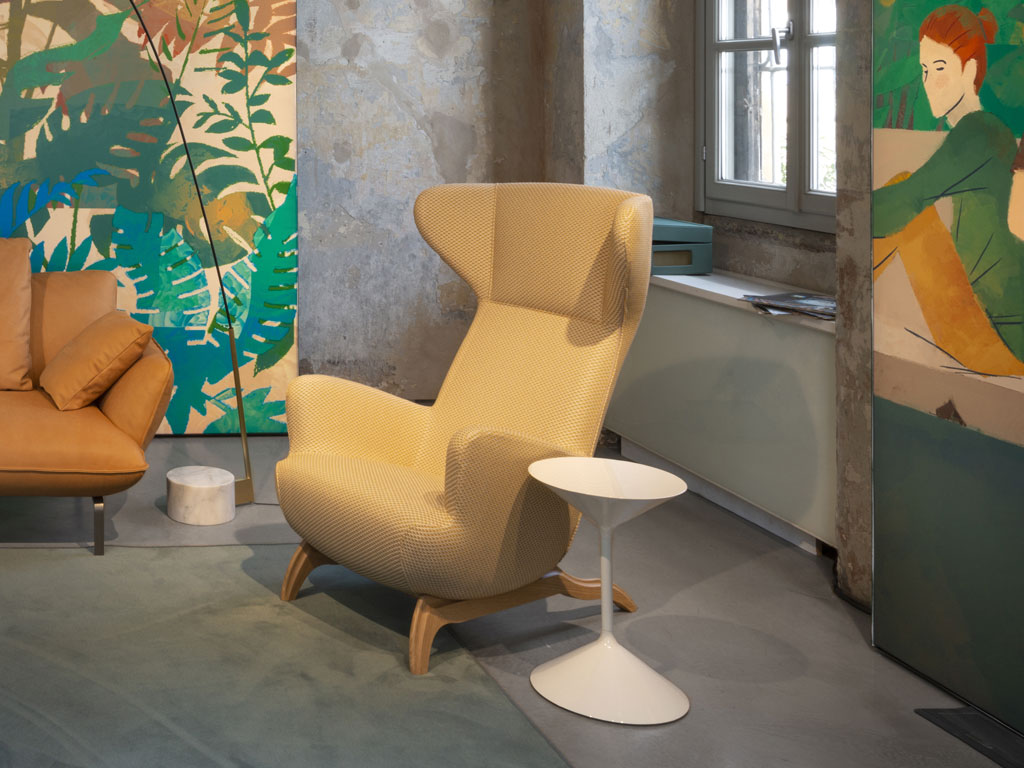 Zanotta. “Ardea CM” è una poltrona bergère nata per la conversazione, design omaggio a quella progettata da Mollino nel 1946 per Casa Minola. Lo schienale è ripiegato verso l’interno, così da creare un poggiatesta con le “orecchie”, nel quale trovare una dimensione più tranquilla e raccolta. In “Ardea CM” il supporto è dato a tutto il corpo, garantendo comodità e comfort.