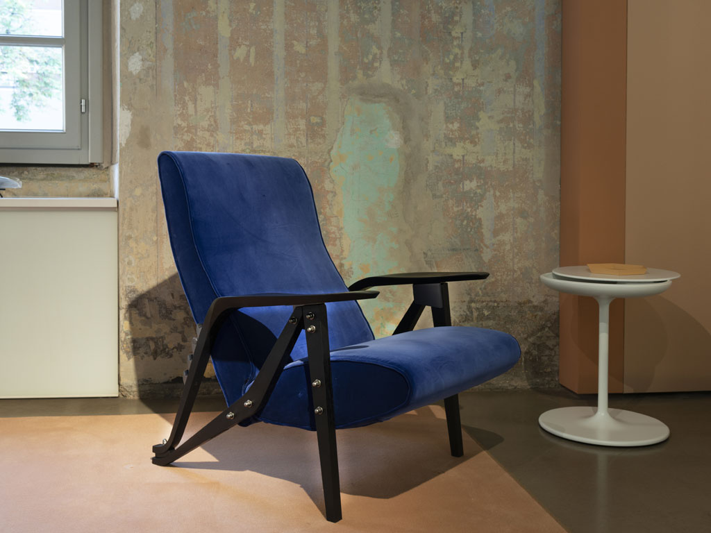 Zanotta. “Gilda CM”. Una poltrona reclinabile in quattro posizioni, che rappresenta lo stile eclettico di Mollino, ricercando comodità e ergonomicità. Dettagli ed eleganza: legno massello sagomato e un unico elemento che unisce le gambe e l'accogliente bracciolo, simile a una foglia e ampio abbastanza per sostenere un libro o un paio di occhiali. (Progettata nel 1953 per Casa Cattaneo).