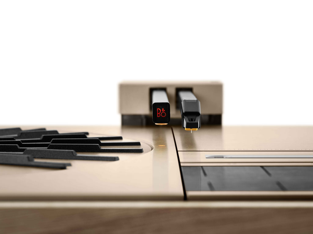 Bang & Olufsen. Beogram 4000c Recreated Limited Edition. L'intero gruppo di componenti del braccio si sposta uniformemente verso il centro del disco, mantenendo lo stilo in una posizione coerente rispetto alla scanalatura del vinile. Questo sistema di tracciamento tangenziale consente di riprodurre il disco nello stesso modo in cui è stato tagliato il master, offrendo un'esperienza acustica più fedele.