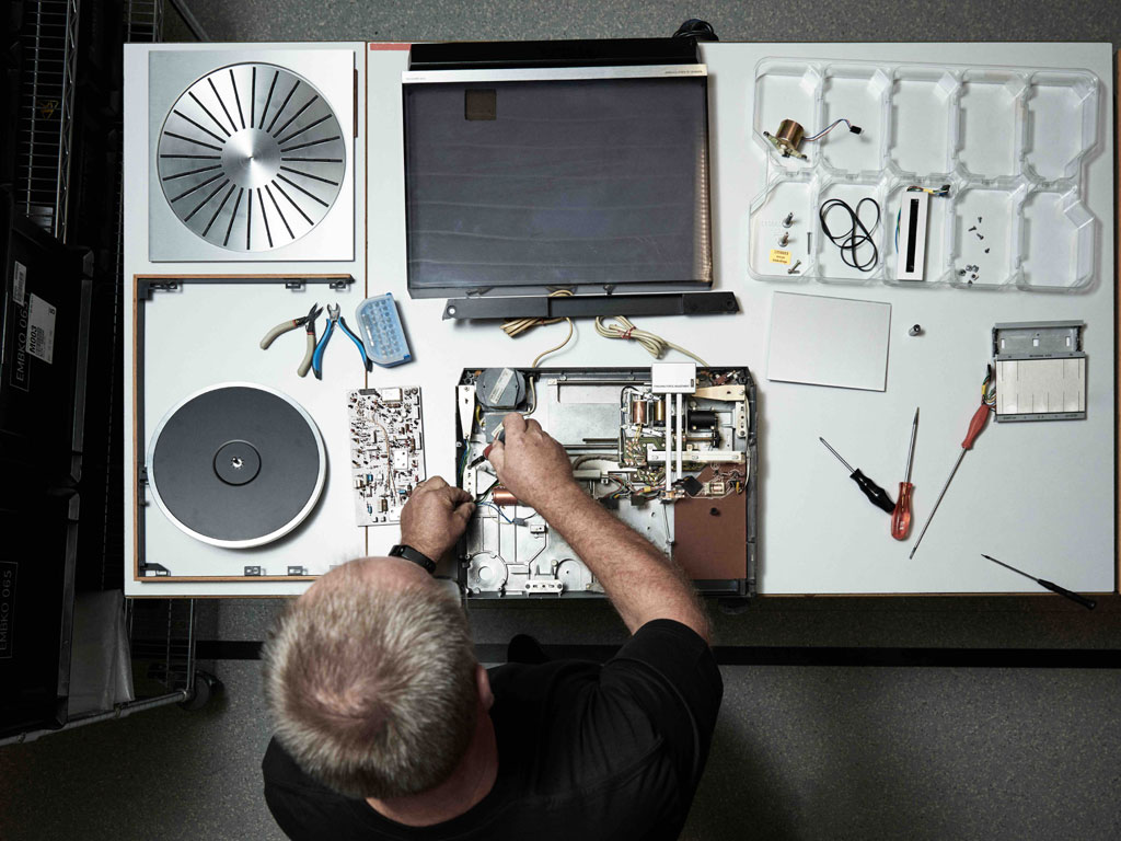 Bang & Olufsen. Beogram 4000c Recreated Limited Edition. L’inizio del processo di restauro. Qui siamo nella sede dell’azienda a Struer, in Danimarca, dove i giradischi sono stati creati negli anni ’70. Ogni Beogram è stato smontato e ispezionato per valutare lo “stato di salute” di ciascuna unità.