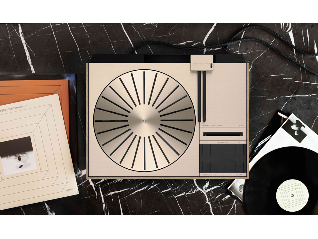 Bang & Olufsen. Beogram 4000c Recreated Limited Edition. Nel 1972 il design piatto e integrato del giradischi Beogram 4000 fu una rivelazione. In questo progetto Jacob Jensen aveva sintetizzato due scuole di pensiero, Bauhaus e International Style. Al Beogram 4000 seguirono poi di una serie prodotti improntati alla stessa estetica minimalista, semplici e intuitivi da utilizzare, che valsero a Jensen moltissimi riconoscimenti internazionali, facendone uno dei designer più premiati al mondo.