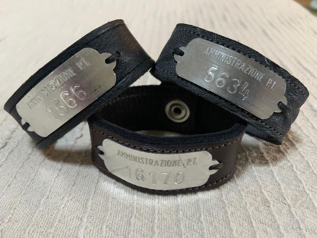2010 Limited Edition. Bracciale Label, realizzato a mano e su misura, a scelta in cuoio o in pelle. Le targhette in acciaio applicate sul dorso, sono originali degli Anni 60’/’70, e venivano utilizzate dall’Amministrazione delle Poste Italiane per identificare ed inventariare gli arredi delle proprie sedi. Prezzo: euro 70,00.