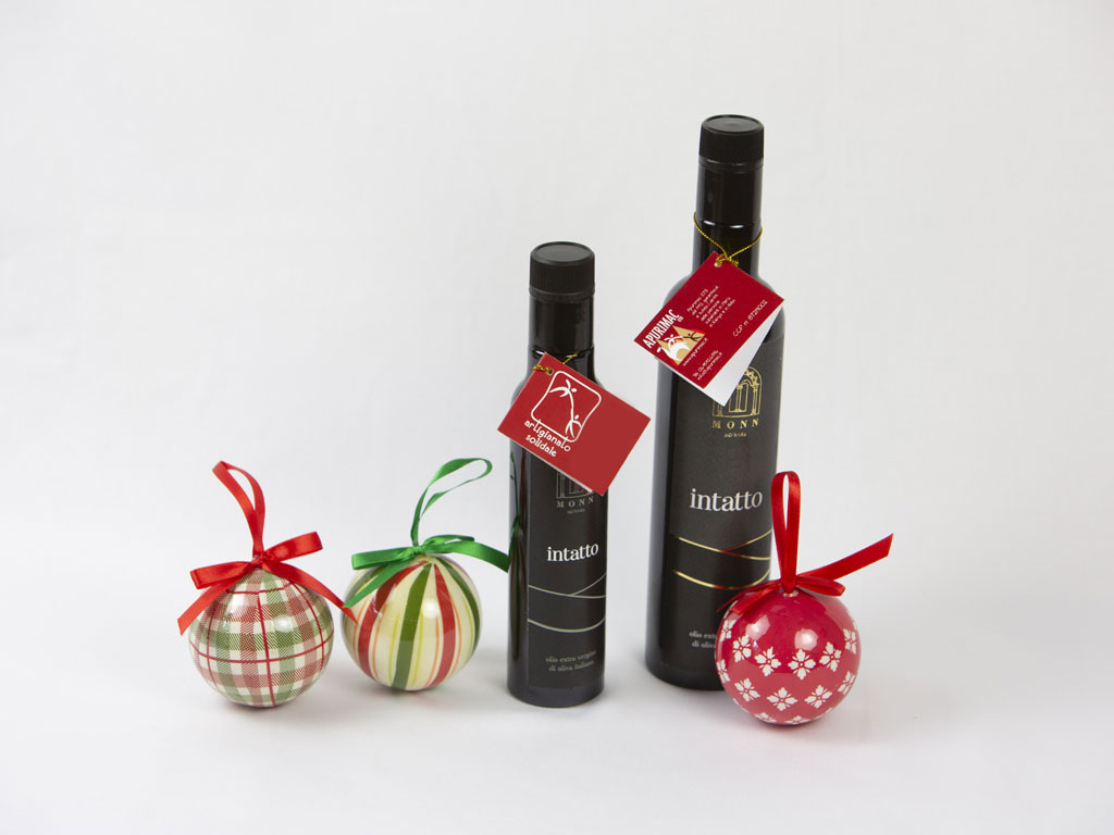 Apurimac ETS. Olio extravergine d’oliva Intatto è prodotto nelle campagne della Murgia pugliese, dalla raccolta delle olive, con attrezzi manuali, alla spremitura a freddo. Bottiglia da 500 ml. La donazione richiesta è di 12 euro.