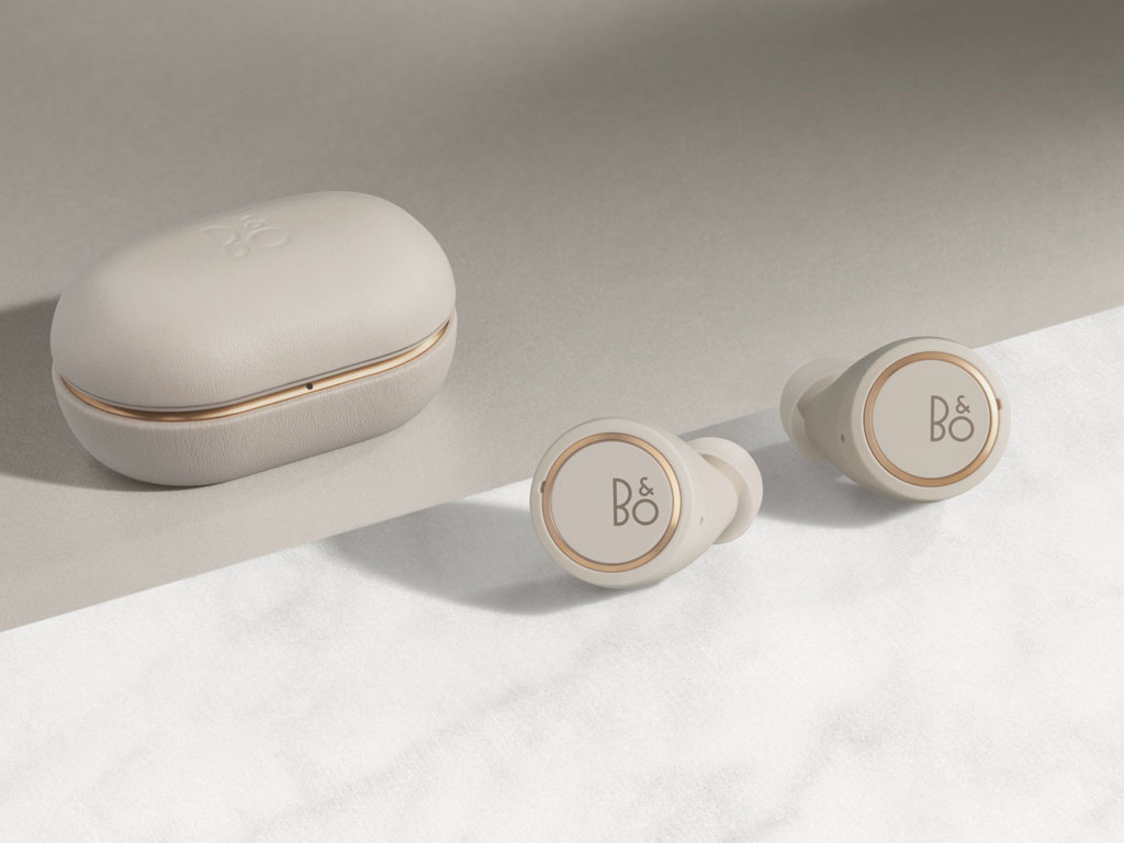 Bang & Olufsen. Golden Collection. Beoplay E8 3rd generation, auricolari true wireless best seller del marchio, sono inseriti in una custodia carica batterie wireless rivestita in pelle color sabbia e con le parti in alluminio color oro. Prezzo: euro 350,00.