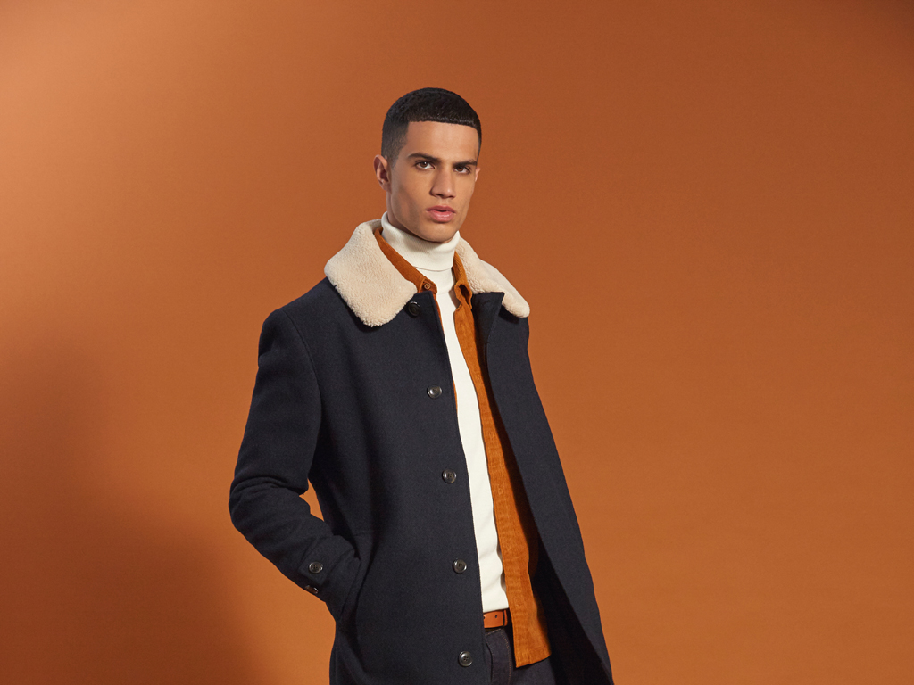Ben Sherman. Cappotto in lana blu con collo in simil montone. Prezzo: euro 249,00.