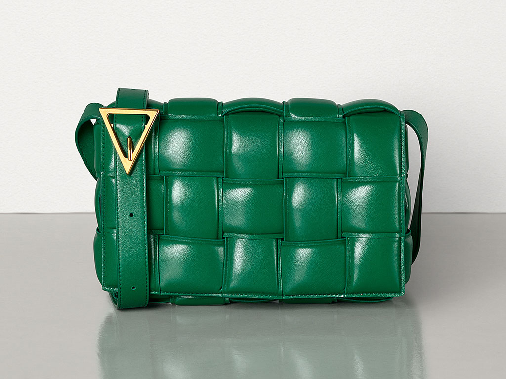 Bottega Veneta. Borsa cross-body con maxi motivo intrecciato ortogonale con maxi fettucce in nappa double face.