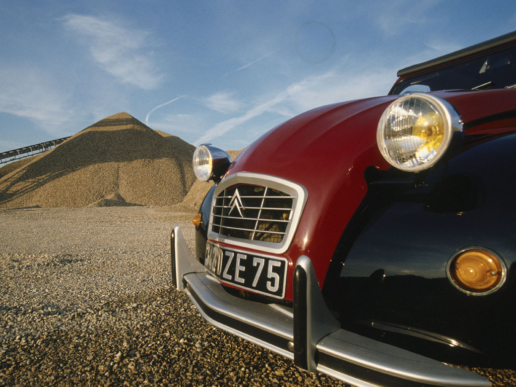 Citroën 2CV. Dettaglio della Serie Speciale Charleston. Carrozzeria bicolore rouge delage e nero, 1981.