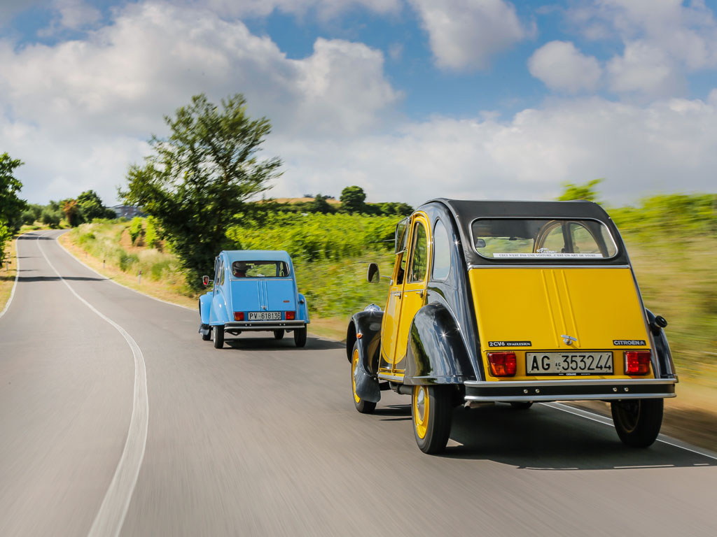 Citroën 2CV. Serie Speciale Charleston. Carrozzeria bicolore giallo Hélios e nero, 1981.