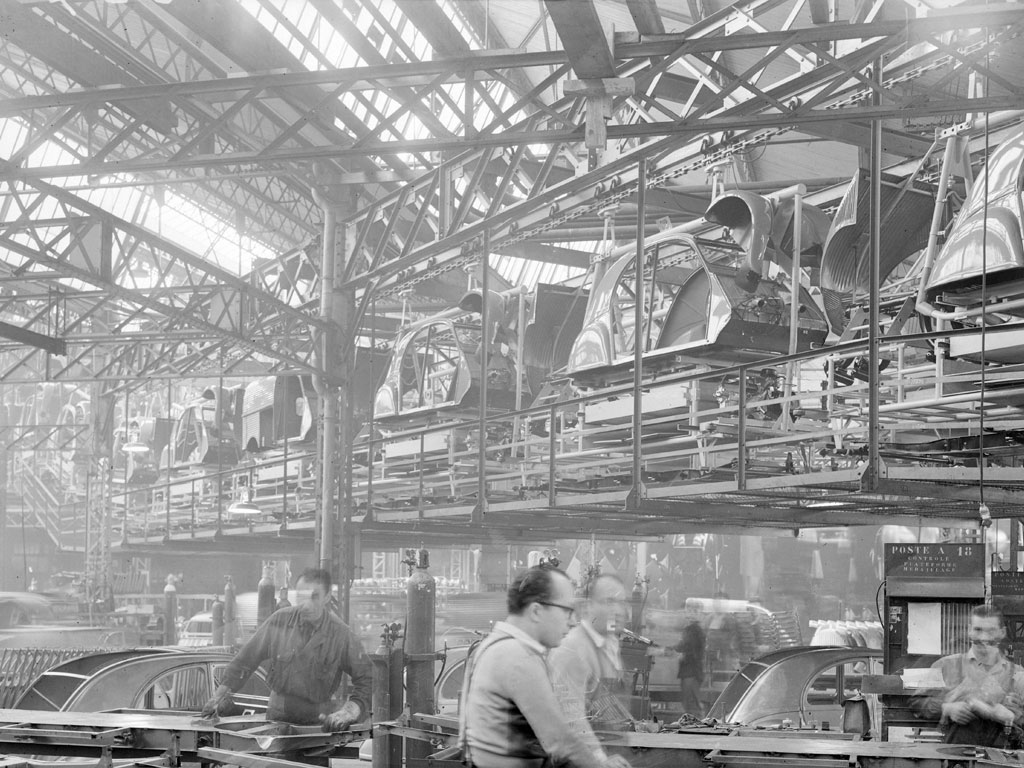 Citroën 2CV. Immagine storica della catena produttiva della Citroën 2CV.
