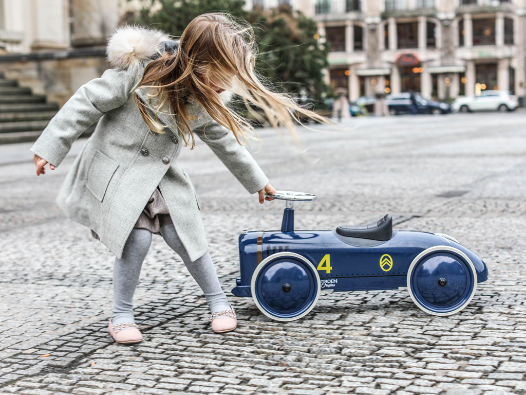 Citroën Lifestyle. L’auto a pedali Petite Rosalie, frutto della collaborazione tra Citroën e la specialista di auto a pedali Baghera. Sterzo e corpo in metallo e ruote in gomma. Silenziosa e facile da guidare. Lunghezza: 76,50 cm. Larghezza: 15,70 cm. Ideale per bambini dai tre anni in avanti. Prezzo: euro 140,00.